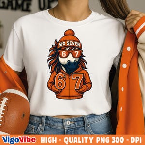 Könnte beinhalten: Weißes T-Shirt mit einem Cartoon-Pferd, das eine Sonnenbrille, eine orangefarbene Mütze und einen orangefarbenen Kapuzenpullover mit den Zahlen "67" trägt. Der Text "SIX SEVEN" steht über der Sonnenbrille. Ein Football ist links zu sehen.