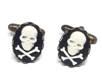 Skull Bones Cuff Links Wedding Cuff links Groomsmen Gifts Gothic Wedding Offbeat Wedding Bridal Party Pirate Wedding French Cuff Fathers Day