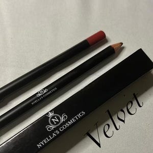Velvet lip liner
