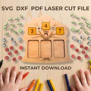 Pode incluir: Brinquedo educativo de madeira em forma de árvore com os números 3, 4 e 7, além dos sinais de mais e igual. Inclui pequenas folhas, pássaros e flores de madeira. O texto "SVG DXF PDF LASER CUT FILE" e "INSTANT DOWNLOAD" são visíveis.