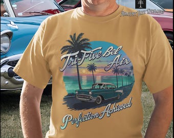 Camiseta vintage Chevy Bel Air: coche clásico de los años 50, atardecer en la playa