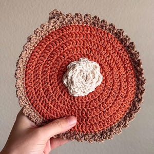 Gehäkelte Topflappen in Kürbiskuchenform | Topflappen mit Herbstkuchenmotiv | Küchentopflappen