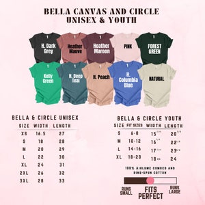 Może przedstawiać: Tabela rozmiar&oacute;w dla koszulek unisex i młodzieżowych Bella + Canvas. Tabela pokazuje rozmiar, szerokość w calach i długość w calach dla każdego rozmiaru. Tabela zawiera r&oacute;wnież rozmiary dopasowane do koszulek młodzieżowych. Tekst "Fits Perfect" jest wyświetlany w czarnym polu.