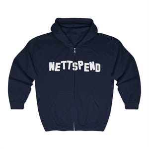 Könnte beinhalten: Marineblaue Kapuzenjacke mit Reißverschluss und dem weißen Schriftzug "NETTSPEND" auf der Brust. Die Kapuzenjacke hat eine Kapuze mit Kordelzug und zwei Vordertaschen. Ein lässiges, bequemes Kleidungsstück.