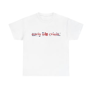 Peut inclure: T-shirt blanc avec l'inscription "early life crisis". Le texte est orné d'un motif bleu, rouge et blanc. Le t-shirt est de style col rond classique.