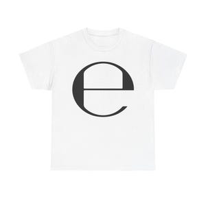 以下が含まれることがあります： 白地に黒い文字「e」がプリントされたTシャツ