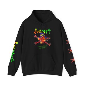 Op de afbeelding: Zwarte hoodie met een kleurrijke afbeelding van een cartoonfiguur met een hoed en kruisbeenderen met de tekst "Jumpout Crew" en "Crazypup Squad".
