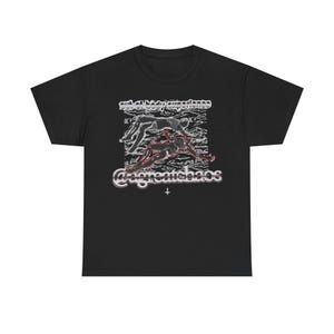 Peut inclure: T-shirt noir avec un motif graphique. Le motif comprend le texte "out of body experience" et "@agencichaos", avec deux figures en blanc et rouge. Un symbole de croix est en dessous du texte. Le t-shirt est en matière souple.