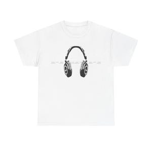 Könnte beinhalten: Ein weißes Kurzarm-T-Shirt mit einer zentrierten schwarzen Grafik von Over-Ear-Kopfhörern. Das Design enthält eine horizontale Linie, die durch die Mitte der Kopfhörer verläuft, mit dem Text "one atmosphere" in einer dünnen, stilisierten Schrift.