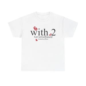 以下が含まれることがあります： 白地のTシャツ。黒と赤のフォントで「6 with 2」と書かれています。その下に「xaviersobased」と「hosted by d9lton」と書かれています。カジュアルな普段着です。
