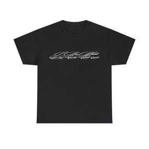 Könnte beinhalten: Schwarzes T-Shirt mit dem weißen, kursiven Schriftzug "I For Music" auf der Brust. Das Shirt hat einen Rundhalsausschnitt und kurze Ärmel. Der Stoff scheint eine weiche Baumwollmischung zu sein.