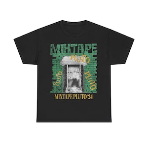 Könnte beinhalten: Schwarzes T-Shirt mit einem grünen Backsteinmauer-Motiv und dem Text "Mixtape Pluto '24". Die Backsteinmauer hat das Wort "Pluto" in Gelb darauf geschrieben.