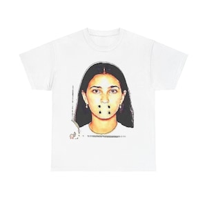 Könnte beinhalten: Weißes T-Shirt mit einem Schwarzweißbild einer Frau mit schwarzen Haaren und Klebeband über dem Mund.