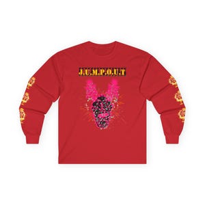 Op de afbeelding: Rood langarm T-shirt met een zwarte en roze afbeelding van een vuist met de tekst "JUMP.OUT" in zwarte letters erboven. De mouwen hebben een geel en oranje patroon.