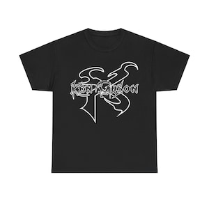 Könnte beinhalten: Schwarzes T-Shirt mit einem weißen Grafikdesign eines stilisierten "Ken Carson"-Logos.