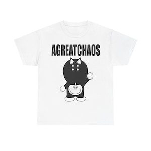 Könnte beinhalten: Weißes T-Shirt mit schwarzem Text "AGREATCHAOS" und einer schwarzen Comicfigur mit Fliege und Hut.