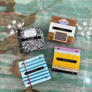 De plaknotitiehouder: schoolbenodigdheden