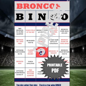 Op de afbeelding: Een afdrukbare PDF Broncos Bingo-spelkaart met een voetbalveldachtergrond. De bingokaart heeft een rood, wit en blauw kleurenschema met verschillende voetbalgerelateerde zinnen en de tekst "BRONCOS BINGO".