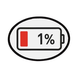 Op de afbeelding: Een ovaalvormige patch met een witte achtergrond en een zwarte rand. De patch heeft een zwart batterijpictogram met een rode vulling die aangeeft dat er nog 1% lading over is. Het nummer "1%" is in zwart gedrukt.