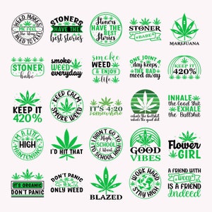 Könnte beinhalten: Eine Sammlung von Designs zum Thema Cannabis in Grün und Weiß mit Marihuanablättern und Texten wie "Stoners have the best stories", "Keep it 420%" und "Good Vibes".