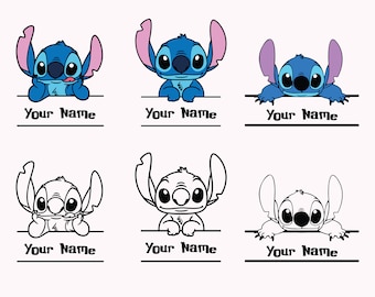 Puede incluir: Seis variaciones diferentes de un personaje de dibujos animados Stitch de la película de Disney Lilo & Stitch. El personaje es azul con ojos grandes y se muestra mirando por encima de una pancarta en blanco con el texto "Your Name" debajo. Tres de las imágenes están en color y tres están en blanco y negro.