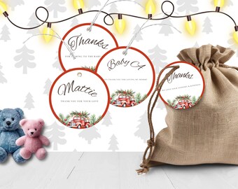 Puede incluir: Cuatro etiquetas de regalo redondas rojas y blancas con un camión rojo y un diseño de árbol de Navidad. Las etiquetas dicen "Gracias por venir al bebé", "Bebé C", "Mattie Gracias por tu amor" y "Gracias Amamos tu apoyo y amabilidad".