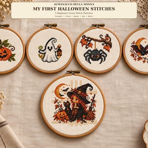 Può includere: Cinque telai da ricamo circolari in legno contenenti schemi a punto croce intitolati My First Halloween Stitches. I disegni raffigurano una zucca, un fantasma con lanterna, un ragno su un ramo, un pipistrello con luna e una strega con gatto.