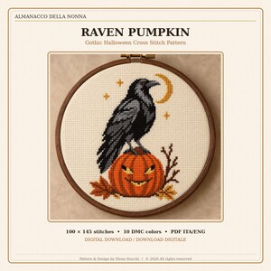 Può includere: Uno schema a punto croce intitolato RAVEN PUMPKIN con un corvo nero su una zucca arancione con una luna crescente e stelle. Il testo riporta ALMANACCO DELLA NONNA, Gothic Halloween Cross Stitch Pattern, 100 x 145 punti, 10 colori DMC, PDF ITA/ENG, DOWNLOAD DIGITALE e Pattern & Design by Elena Stocchi.