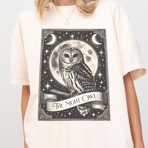 T-shirt tarot hibou de nuit, t-shirt lune et étoiles célestes de style vintage, cadeau pour les amateurs de chouettes, ambiance effrayante, t-shirt unisexe Comfort Colors®