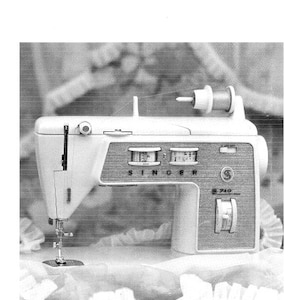 Puede incluir: Una máquina de coser Singer 740/760 blanca con una aguja e hilo en su lugar. La máquina tiene un dial negro con números blancos y un botón blanco con la palabra "Singer" en él.
