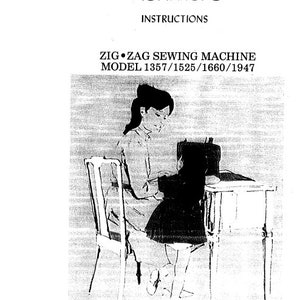 Könnte beinhalten: Schwarz-Weiß-Illustration einer Kenmore Zick-Zack-Nähmaschine. Das Bild enthält den Text "Kenmore", "Anweisungen" und "ZIG • ZAG SEWING MACHINE MODEL 1357/1525/1660/1947". Eine Person sitzt an der Maschine.