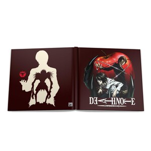 Könnte beinhalten: Ein aufgeschlagenes Death Note Buch mit dunkelkastanienbraunem Einband. Die linke Seite zeigt eine cremefarbene Silhouette von Ryuk und einen kleinen roten Apfel. Rechts ist eine Illustration von Light Yagami und L mit einem großen roten Apfel und dem Text DEATH NOTE zu sehen.