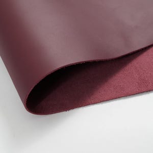 Láminas de cuero italiano / Piezas de cuero de grano superior / Cuero de vaca premium para la confección de bolsos, carteras y artículos de cuero / 127-144 g / Borgoña