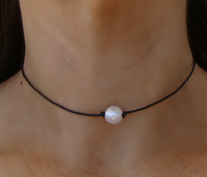 Boho White Pearl Bead Leather Choker Necklace - Unisex Bohemian Hippie Chic Simple Single Pearl Black Pearl Cord Necklace 