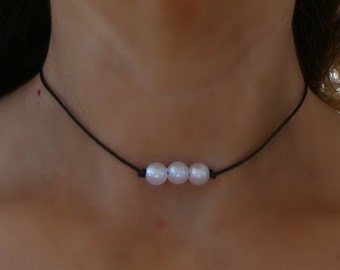 Simple 3 pearl and leather necklace, Boho leather choker, Pearl and leather necklace, pearl and leather choker