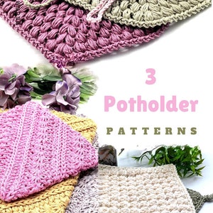 Può includere: Tre presine all'uncinetto in diversi colori e motivi. Le presine sono realizzate con un punto testurizzato e hanno un anello per appenderle. Il testo "3 Potholder PATTERNS" è visualizzato al centro dell'immagine.