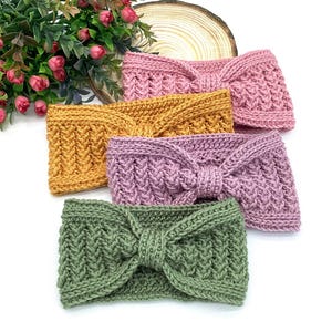Könnte beinhalten: Handgestrickte Stirnbänder in Rosa, Senfgelb, Lila und Grün. Jedes Stirnband hat ein strukturiertes Strickmuster und einen geknoteten Bogen. Modisches Accessoire für Frisuren.