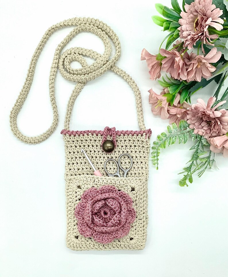 Engelskt virkmönster Vintage Rose Front Pocket Bag Phone Purse Blommig virkad väska Snygg kvinnaaccessoar Unik design Underbar gåva bild 4