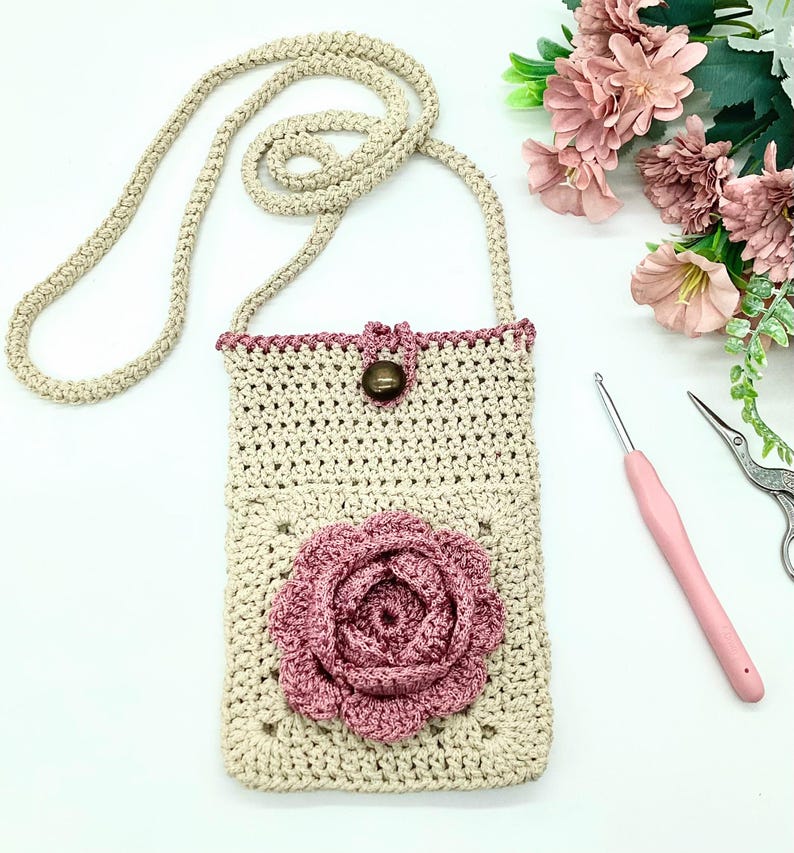 Engelskt virkmönster Vintage Rose Front Pocket Bag Phone Purse Blommig virkad väska Snygg kvinnaaccessoar Unik design Underbar gåva bild 3