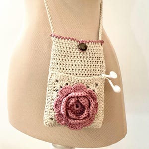 Engelskt virkmönster Vintage Rose Front Pocket Bag Phone Purse Blommig virkad väska Snygg kvinnaaccessoar Unik design Underbar gåva bild 7