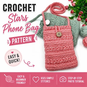 Peut inclure: Un sac de téléphone en crochet de couleur corail avec un motif d'étoiles, une fermeture à bouton en bois et une sangle assortie. Le sac est présenté sur un fond en crochet vert. Le texte sur l'image indique "CROCHET Stars Phone Bag PATTERN EASY & QUICK!"