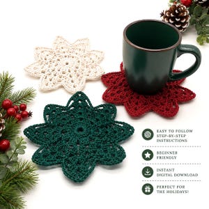 K&ouml;nnte beinhalten: Geh&auml;kelte Schneeflocken-Untersetzer in Creme, Rot und Gr&uuml;n, mit einer dunkelgr&uuml;nen Tasse. Die handgefertigten Untersetzer haben ein detailliertes, offenes Design. Der Text auf dem Bild lautet: "Einfache Schritt-f&uuml;r-Schritt-Anleitung".