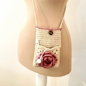 Engelskt virkmönster Vintage Rose Front Pocket Bag Phone Purse Blommig virkad väska Snygg kvinnaaccessoar Unik design Underbar gåva bild 5