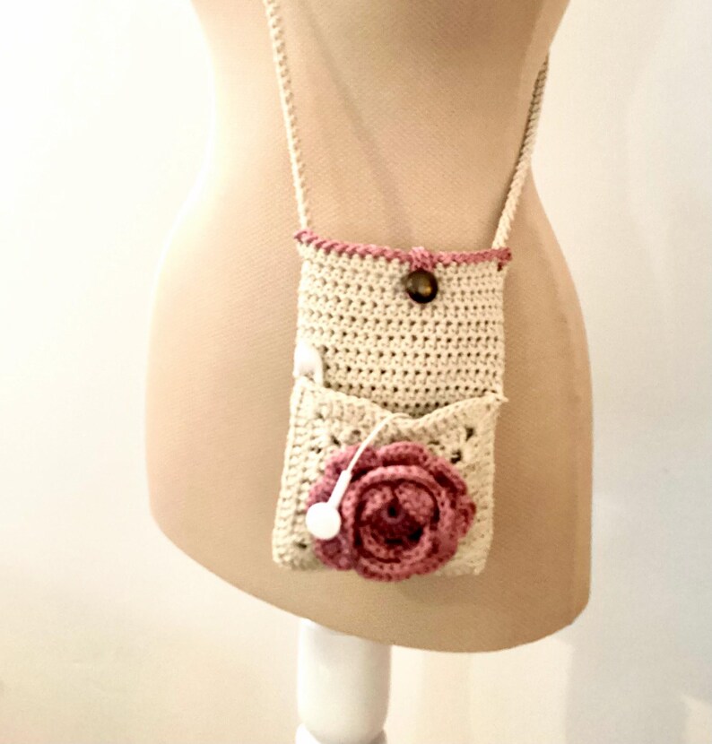 Engelskt virkmönster Vintage Rose Front Pocket Bag Phone Purse Blommig virkad väska Snygg kvinnaaccessoar Unik design Underbar gåva bild 5