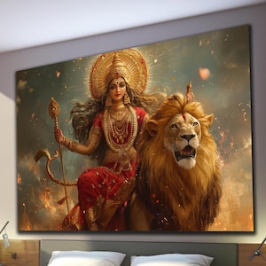 Puede incluir: Una pintura colorida de una diosa hindú montando un león. La diosa lleva un vestido rojo y dorado y una corona. El león es marrón dorado y tiene una melena. El fondo es una mezcla de oro, rojo y azul.