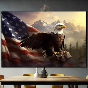 Peut inclure: Un aigle chauve perché sur un rocher, les ailes déployées, sur fond de drapeau américain flottant et de chaîne de montagnes. L'aigle regarde vers la droite, avec une expression sérieuse.