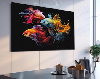 Puede incluir: Un cuadro rectangular de pared que muestra tres peces de colores vibrantes nadando sobre un fondo negro sólido. Los peces tienen aletas fluidas en tonos rojos, naranjas, amarillos y azules, rodeados de pequeñas burbujas y estelas de humo.