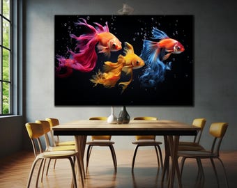 Puede incluir: Un cuadro rectangular de pared que muestra tres peces dorados vibrantes nadando sobre un fondo negro sólido. Los peces son de colores rosa, amarillo y azul, con aletas y colas largas y fluidas rodeadas de pequeñas burbujas de aire ascendentes.