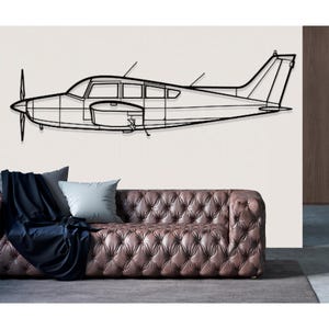 Beechcraft Sierra C24R Airplane Metal Wall Art, Decorazione da parete in metallo, Decorazione da parete con aeroplano, Decorazione da parete con aeroplano personalizzata, Decorazione da parete con aeroplano, Regali per piloti