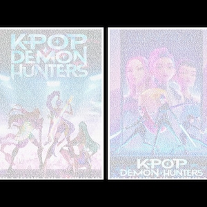 Op de afbeelding: Twee posters met de tekst "KPOP DEMON HUNTERS". Eén poster toont een groep figuren in actieposes, de andere gezichten. De posters hebben een lichtblauw en roze kleurenschema.